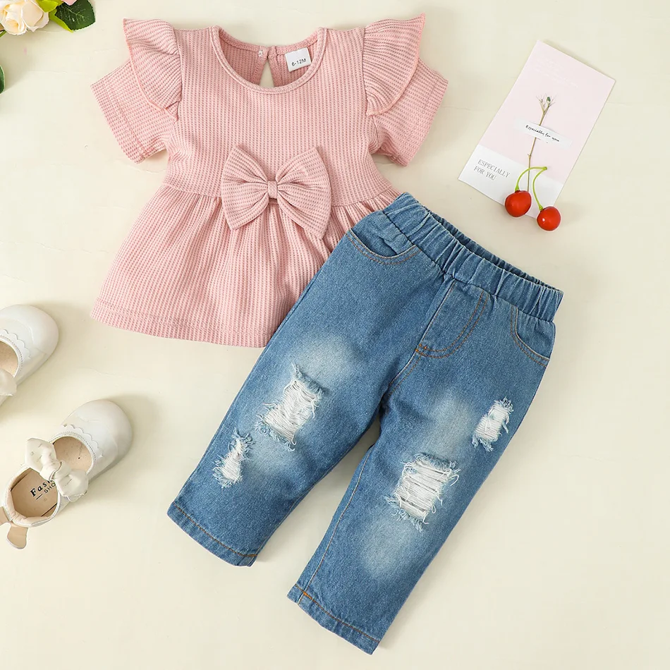 Ensemble deux pièces en jean à volants pour filles, col rond, manches courtes et couleur unie. Idéal pour le jeu et le quotidien!