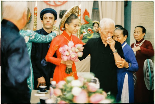 Ông ngoại của cô dâu xúc động trong lúc cháu gái làm lễ