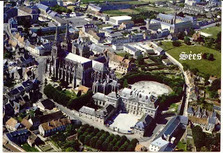 Photo : Sées évêché de 4500 habitants  Contigue au palais episcopal ,  la cathedrale domine la ville Sur la gauche la place du Parquet