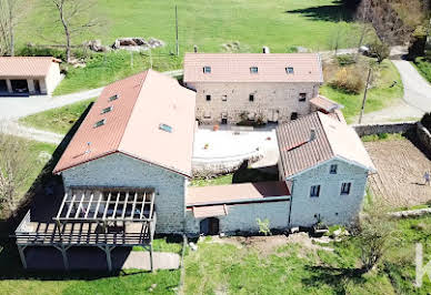 Corps de ferme avec dépendances et jardin 7