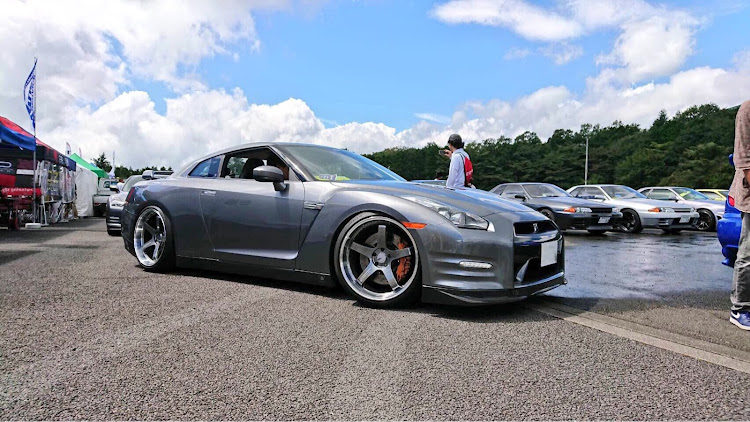 NISSAN GT-RのR's Meeting・GT-R・YOKOHAMAWHEEL・ADVAN Racing・21インチに関するカスタム事例の投稿画像1枚目