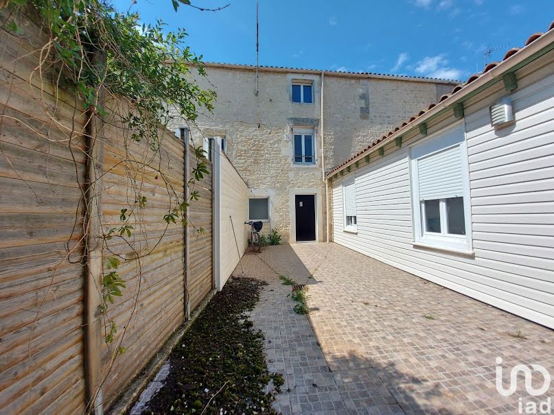 Vente maison 4 pièces 169 m² à Surgères (17700), 160 000 €