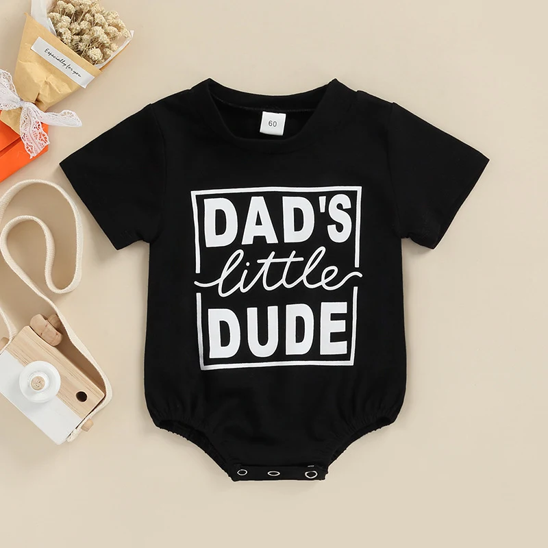 Barboteuse bébé imprimé lettres, parfaite pour ramper, douce et confortable. Laissez votre bébé explorer le monde avec style et liberté.