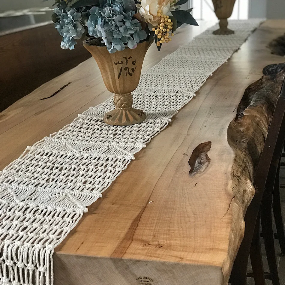 Ručno tkani stolnjak od ekološki prihvatljivog pamučnog kanapa, idealan za dekoraciju stola i kao prekrivač, elegantan i održiv.