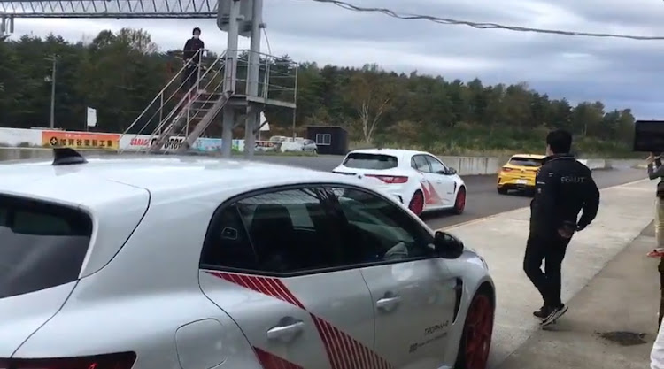 メガーヌ ハッチバックの楽しく競争・煽り合い・マニュアル車は楽しいに関するカスタム事例の投稿画像2枚目