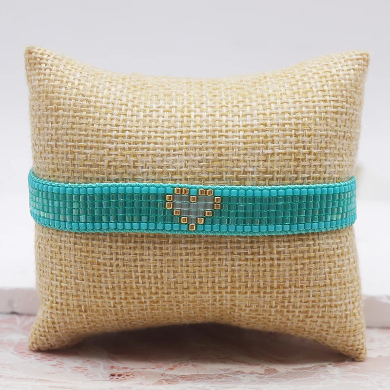 Bracelet cœur simple tressé à la main. Un cadeau idéal pour elle. Bijou délicat et élégant. Parfait pour un usage quotidien ou des occasions spéciales.
