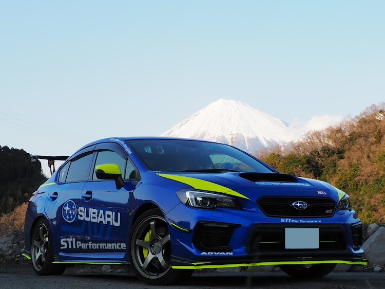 WRX STIの蛍光イエロー・WRX・富士山・新幹線とコラボ・AMBITIOUS JAPAN!に関するカスタム事例の投稿画像1枚目