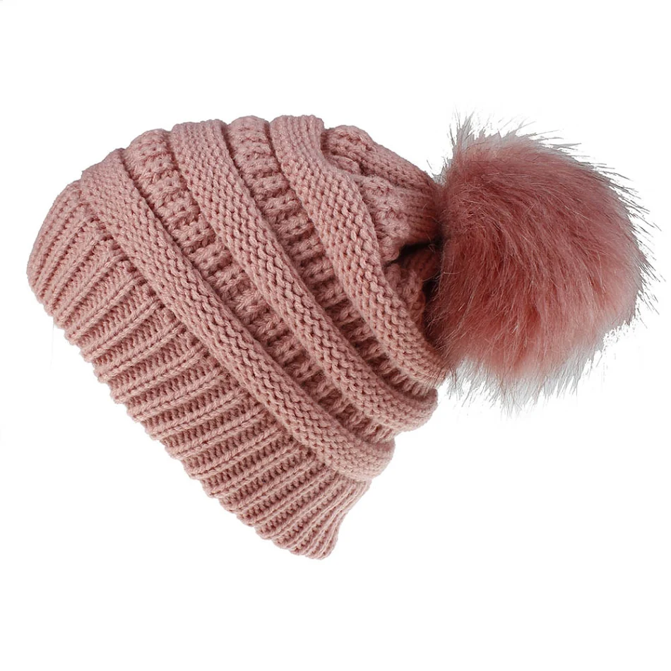 Bonnet en fausse fourrure de renard, tricoté, décontracté et tendance, pour un look hivernal chaleureux et élégant.
