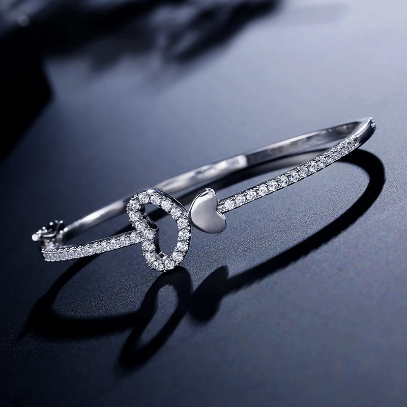 Bracelets cœur pour couples homme et femme, le cadeau idéal pour célébrer l'amour et la connexion. Un symbole de votre relation, élégant et durable.