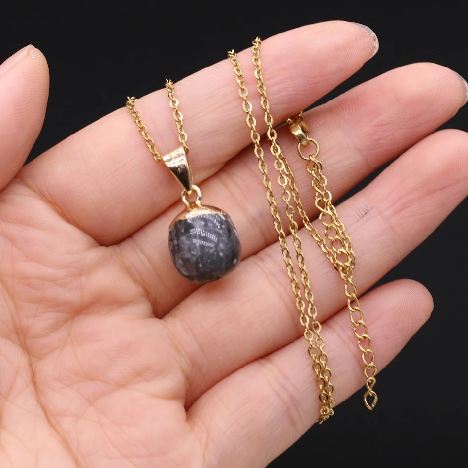 Collier artisanal en alliage et pierres semi-précieuses naturelles exquises. Un bijou unique et élégant pour toutes les occasions.