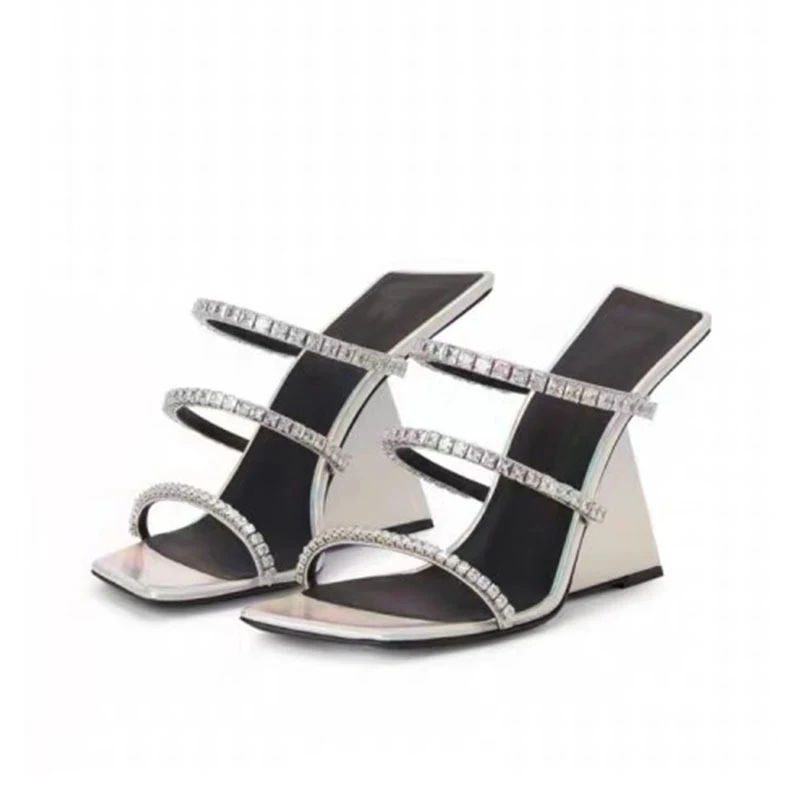 Pantoufles compensées à bout carré en cuir verni, confort et élégance pour la maison. Profitez d'un style raffiné avec ces pantoufles tendance.
