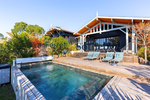 Maison contemporaine avec piscine en bord de mer 4