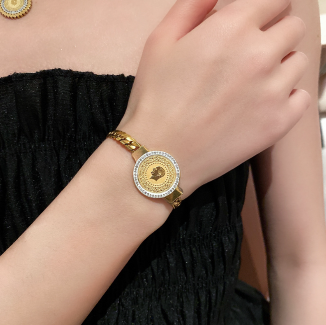 Title 8, Titanium stalen retro oorbellen met diamant por...
