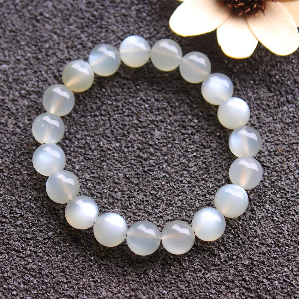 Pulseira Círculo Único Prata Lua Clara Chá com Leite Natural, um acessório elegante para uso diário que realça seu estilo e beleza.