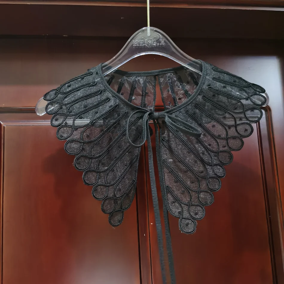 Novi ženski šal sa lažnom kragnom. Trenutni stil i svestranost. Savršen za dodavanje slojeva i elegancije svakoj odevnoj kombinaciji.