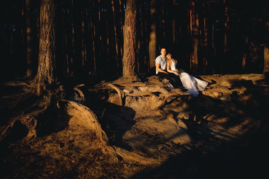 Fotógrafo de casamento Angelina Kameneva (kamenevy-art). Foto de 29 de fevereiro 2020