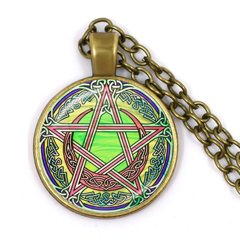 Pendentif vintage en verre avec arbre, rotin, pierre et temps pour chaîne. Élégance naturelle et style unique pour un look bohème.