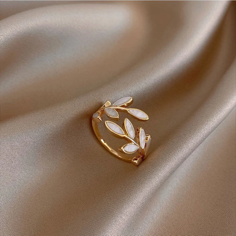 Bague design de niche florale personnalisée, mode sud-coréenne. Un bijou unique pour affirmer votre style. Le cadeau parfait pour une élégance intemporelle.
