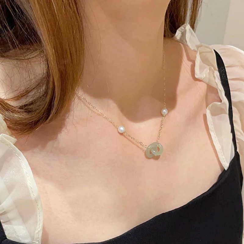 Sleutelbeenketting met dubbele ring veiligheidsgesp hanger en parel. Elegant en veilig, perfect voor een stijlvolle look.