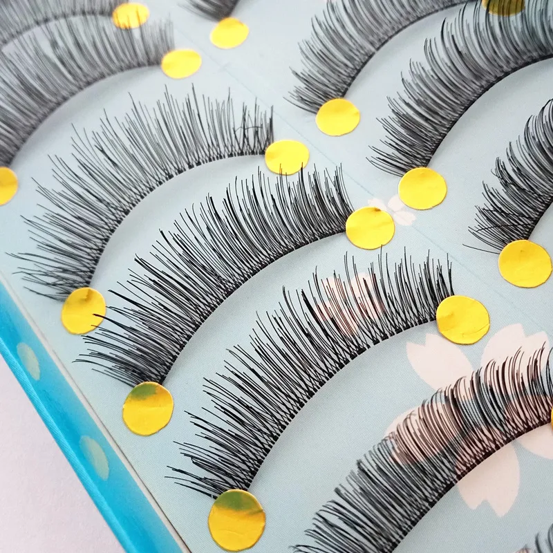 10 paires de faux cils neufs et simples pour un regard naturel et élégant. Application facile pour un effet sublimé et un regard captivant.
