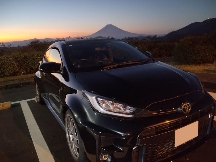GRヤリスの2024ベストショット12月・GRヤリス・富士山・ターンパイク箱根・大観山駐車場に関するカスタム事例の投稿画像1枚目