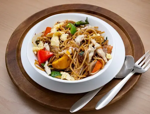 Egg & Chicken Hot Basil Hakka Noodles