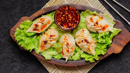 Chilli Oil Chicken Momos [8 Pieces]