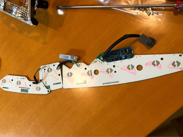 エクストレイルのヘッドライト加工・青色DRL＆シーケンシャルウィンカー・青色モノアイ・LEDユニットの貼り直し・これでLEDユニットは３回目の貼り直しです😅に関するカスタム事例の投稿画像1枚目