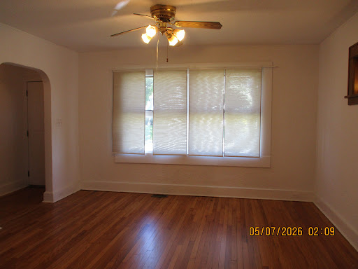 Prestige apartment for rent in Fair Lawn (United States) - Living room with hardwood floor and ceiling fan