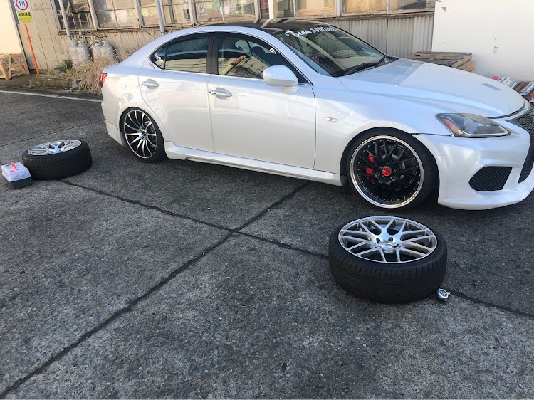 ISの初弄り・斜め前・ホイール交換・車高調整・フェンダー爪折りに関するカスタム事例の投稿画像2枚目