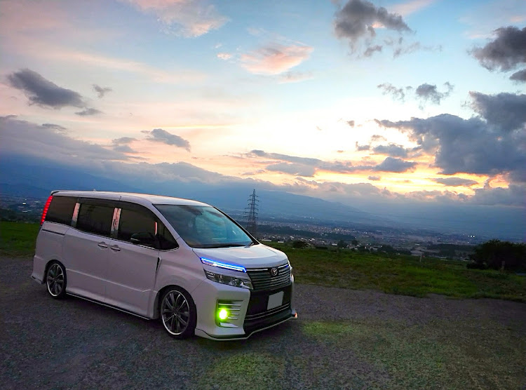 ヴォクシーの夕陽と愛車・夕陽コラボ・夕陽に染まる・絶景スポットからの夕陽に関するカスタム事例の投稿画像5枚目
