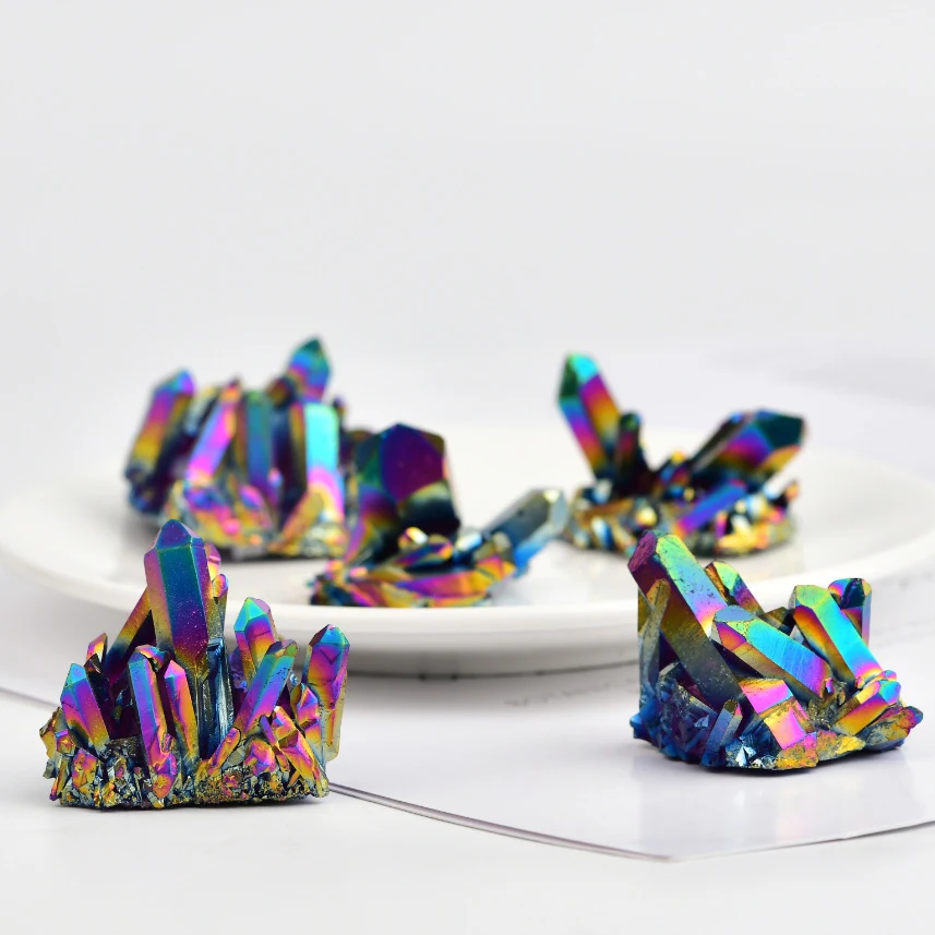Geëlektroplaste zeven regenboogkleurige kristal cluster ornamenten voor levendige decoratie en positieve energie in huis.
