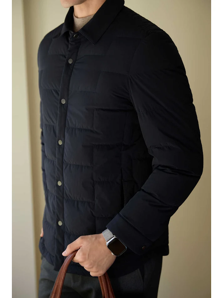 Jaqueta de pluma de ganso leve para homem com gola virada, casaco ideal para o frio, aquecimento e conforto, perfeito para uso diário e viagens.