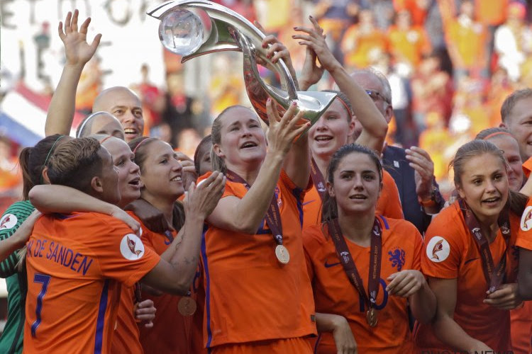 "Jij krijgt die lach niet van mijn gezicht", snollebollekes en douchepret met Oranje Leeuwinnen