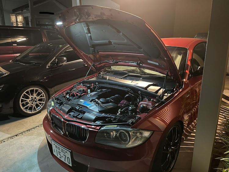 1シリーズ クーペのM2コンペティション・ご近所さんコラボ！！・コラボでストレス発散・ボンネットワイヤー交換・やっぱ人任せは適当😅に関するカスタム事例の投稿画像8枚目