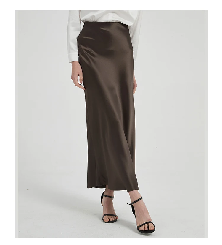 Jupe amincissante en satin de triacétate taille haute, effet gainant, coupe sirène enveloppante, pour une silhouette sublime et sophistiquée.