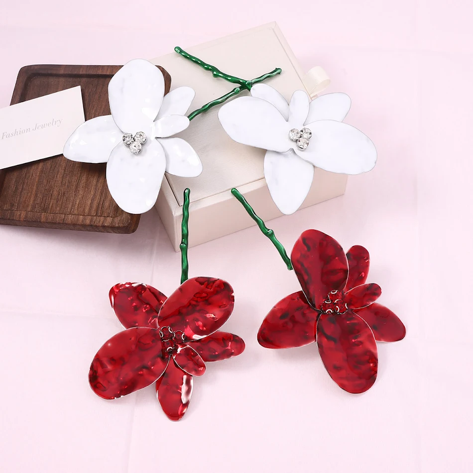 Boucles d'oreilles fleuries XXL style espagnol, émail dégoulinant, luxe léger. Un bijou exagéré pour un look hot et sophistiqué.