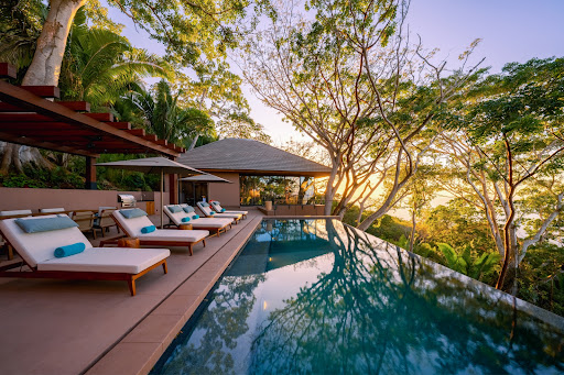Infinity pool and lounge chairs - Prestige house for sale in Compostela, 5 bedrooms
