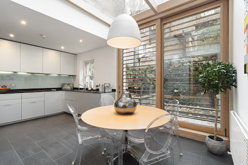 Modern kitchen with clear round table - Luxury house for sale in London, 5 bedrooms