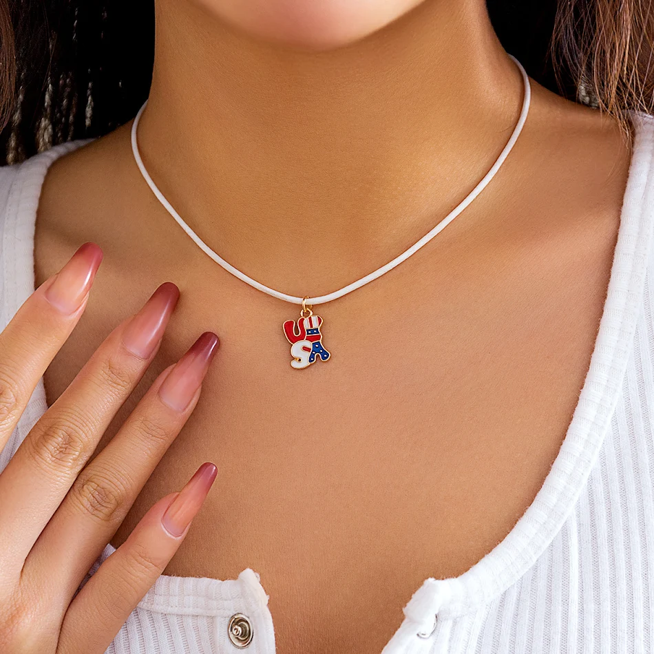 Collana con bandiera a cuore stella e colori a contrasto con lettere. Un accessorio unico per esprimere amore, personalità e stile inconfondibile.