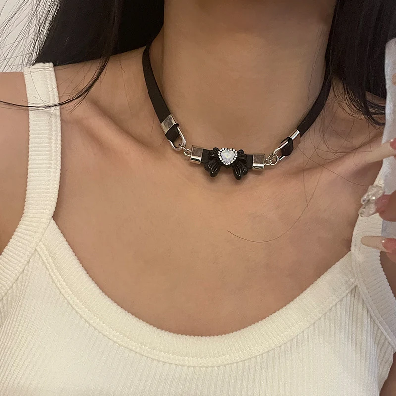 Colar gravata borboleta coração de amor preto Adicione um toque romântico e estiloso ao seu visual com este acessório.