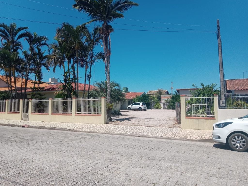 Casa com amplo terreno numa em uma região central de Tijucas à venda - R$ 1.200.000,00