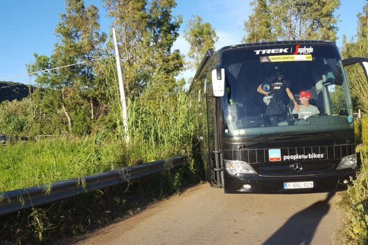 Erg zure start: ex-winnaars moeten op reservefiets van start in Strade Bianche na diefstal