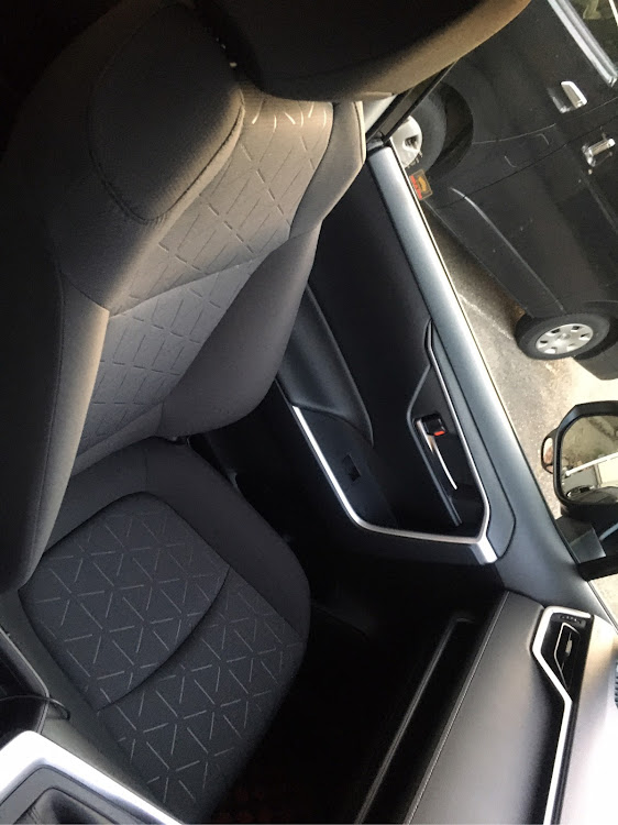 RAV4のシートカバー取付・クラッツィオJr・手と腰が痛いに関するカスタム事例の投稿画像5枚目
