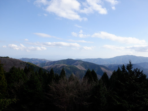 奥に琵琶湖（中央の行者山に向かう）