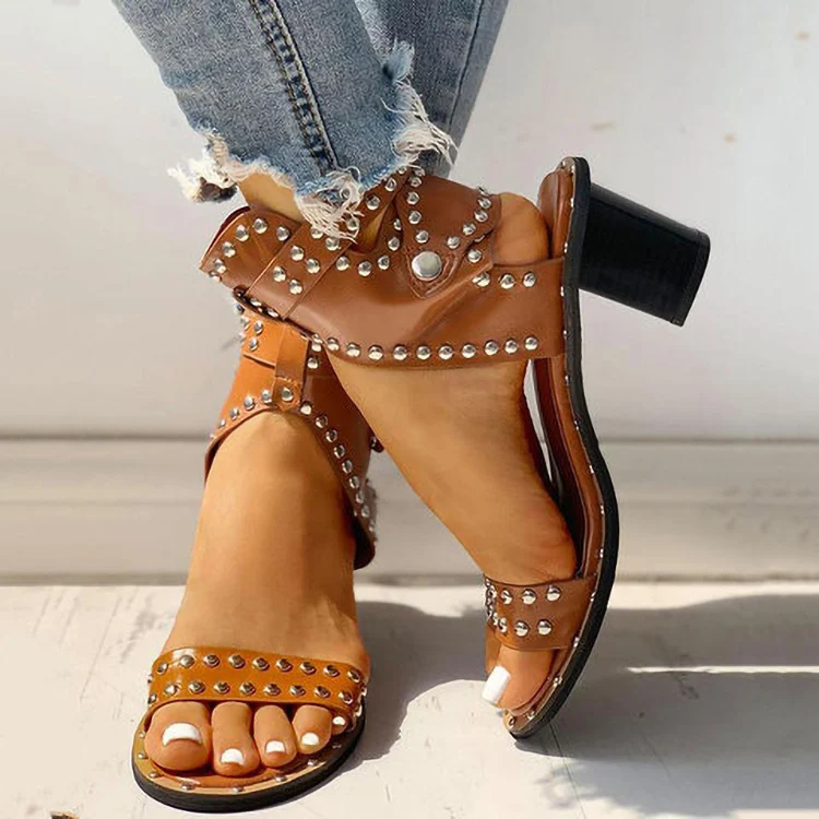 Sandalias de tacón grueso con hebilla y remaches para mujer, perfectas para moda. Comodidad y estilo en cada paso.