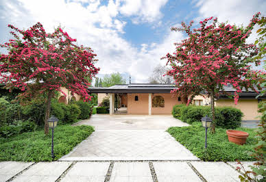 Maison avec piscine et jardin 9