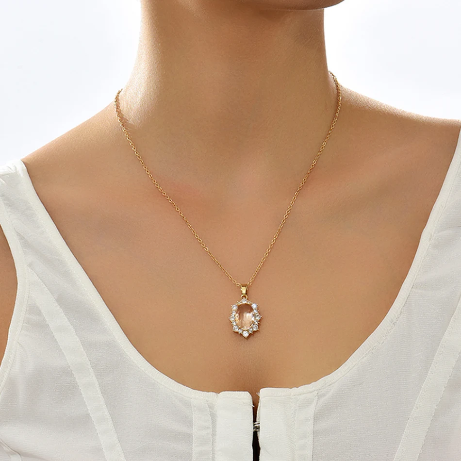 Colar Feminino Camada Única com Pingente de Amor e Design de Moda com Zircônia. Expresse seu amor com elegância.