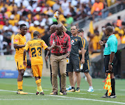 Kaizer Chiefs head coach Steve Komphela dishes out instructions to winger Joseph Molangoane and left-back Philani Zulu during the Absa Premiership match against Orlando Pirates at FNB Stadium. Pirates won 3-1. 