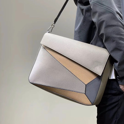 Title 3, Color matching one-shoulder diagonal bag, a sty...